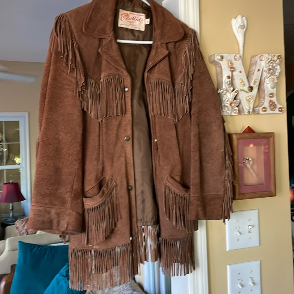 Excelled dark brown vintage (40 years) rarely worn ladies suede fringe jacket